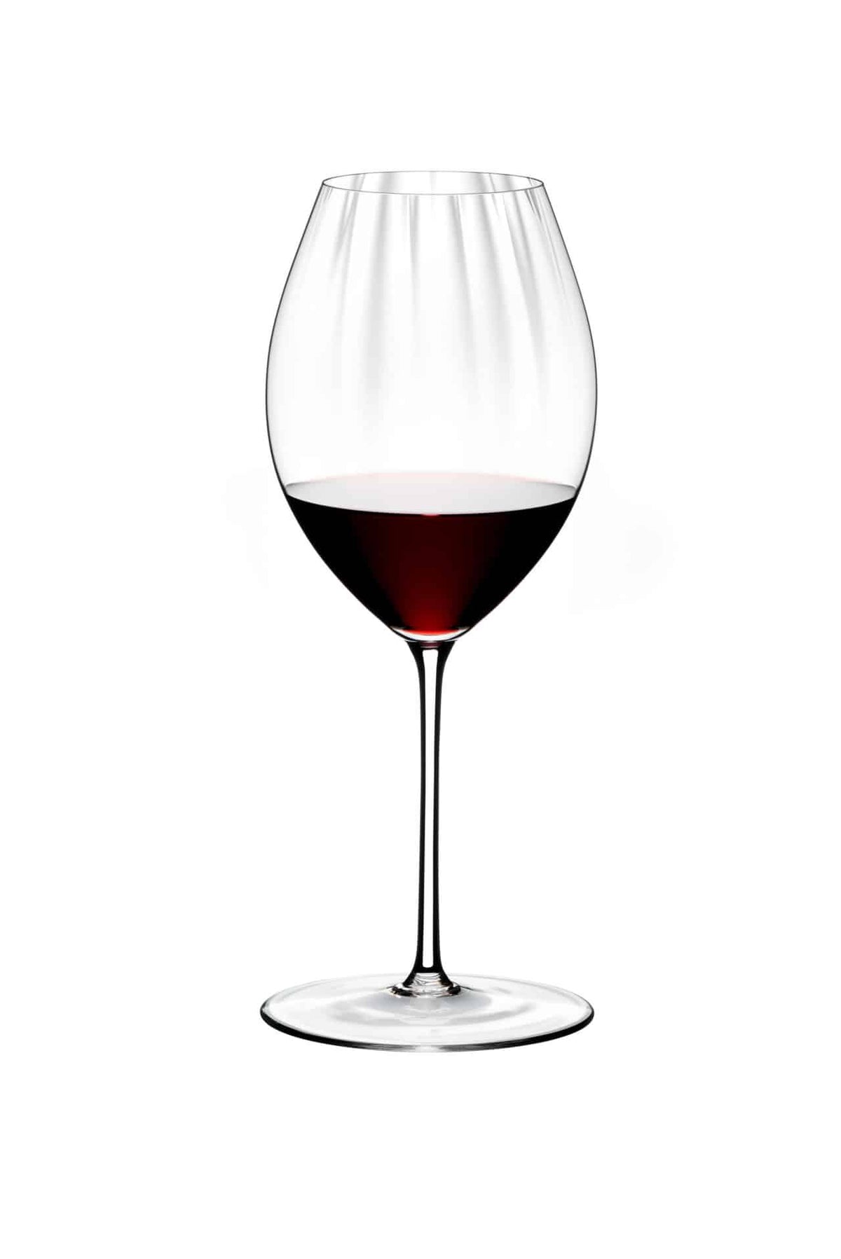 Ein klares Rotweinglas Riedel Performance Syrah, Teil eines 2er-Sets mit Poliertuch, zur Hälfte mit Syrah-Wein gefüllt, steht auf einem weißen Hintergrund. Das Glas hat einen dünnen Stiel und eine breite Schale, die den dunklen Farbton des Weins wunderschön zur Geltung bringt.
