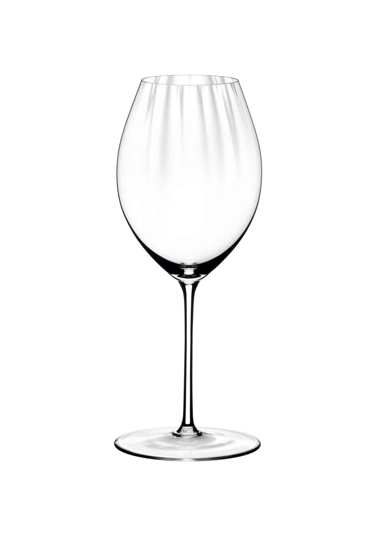 Ein klares, leeres Rotweinglas aus dem Riedel Performance Syrah 2er Set mit Poliertuch, mit abgerundeter Kelchform und langem, schlankem Stiel, steht aufrecht auf einem flachen runden Fuß. Der schlichte weiße Hintergrund unterstreicht das elegante und minimalistische Design des Glases.