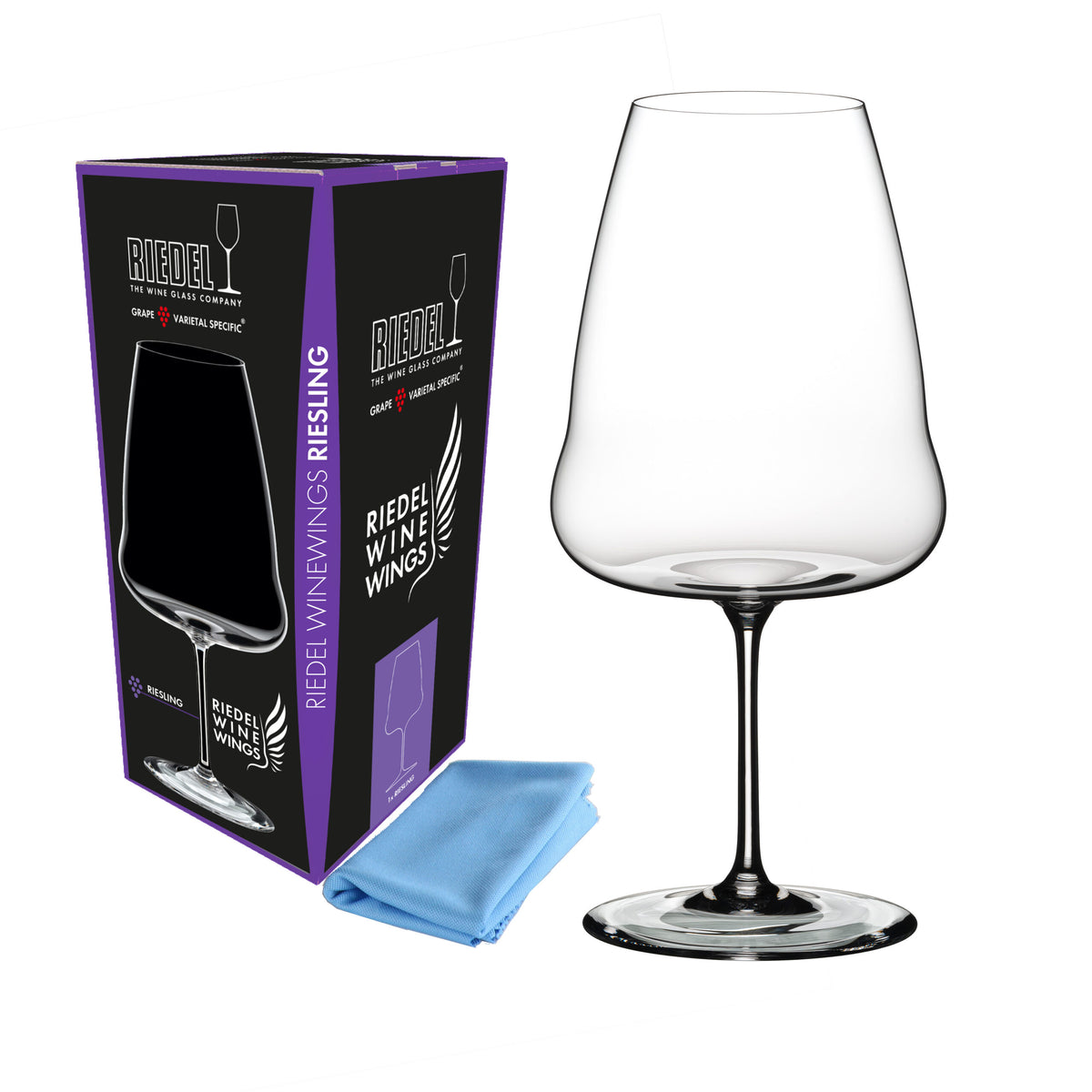 Das elegant gestaltete Weißweinglas Riedel Winewings Riesling mit hohem, dünnem Stiel wird neben seiner eleganten schwarz-violetten Geschenkverpackung präsentiert. Vor der Verpackung liegt ein hellblaues Poliertuch. Das Weinglas selbst hat einen breiten Kelch, der sich zum Rand hin sanft verjüngt.