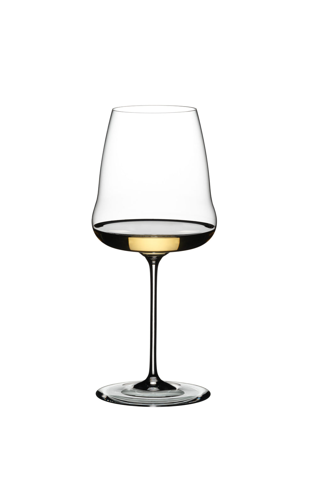 Ein klares Weißweinglas Riedel Winewings Chardonnay Glas mit Poliertuch in Geschenkverpackung, gefüllt mit einer kleinen Menge Weißwein, steht elegant auf einem weißen Hintergrund. Das Glas hat einen hohen, schlanken Stiel und eine breite Schale, die sich oben leicht verjüngt.