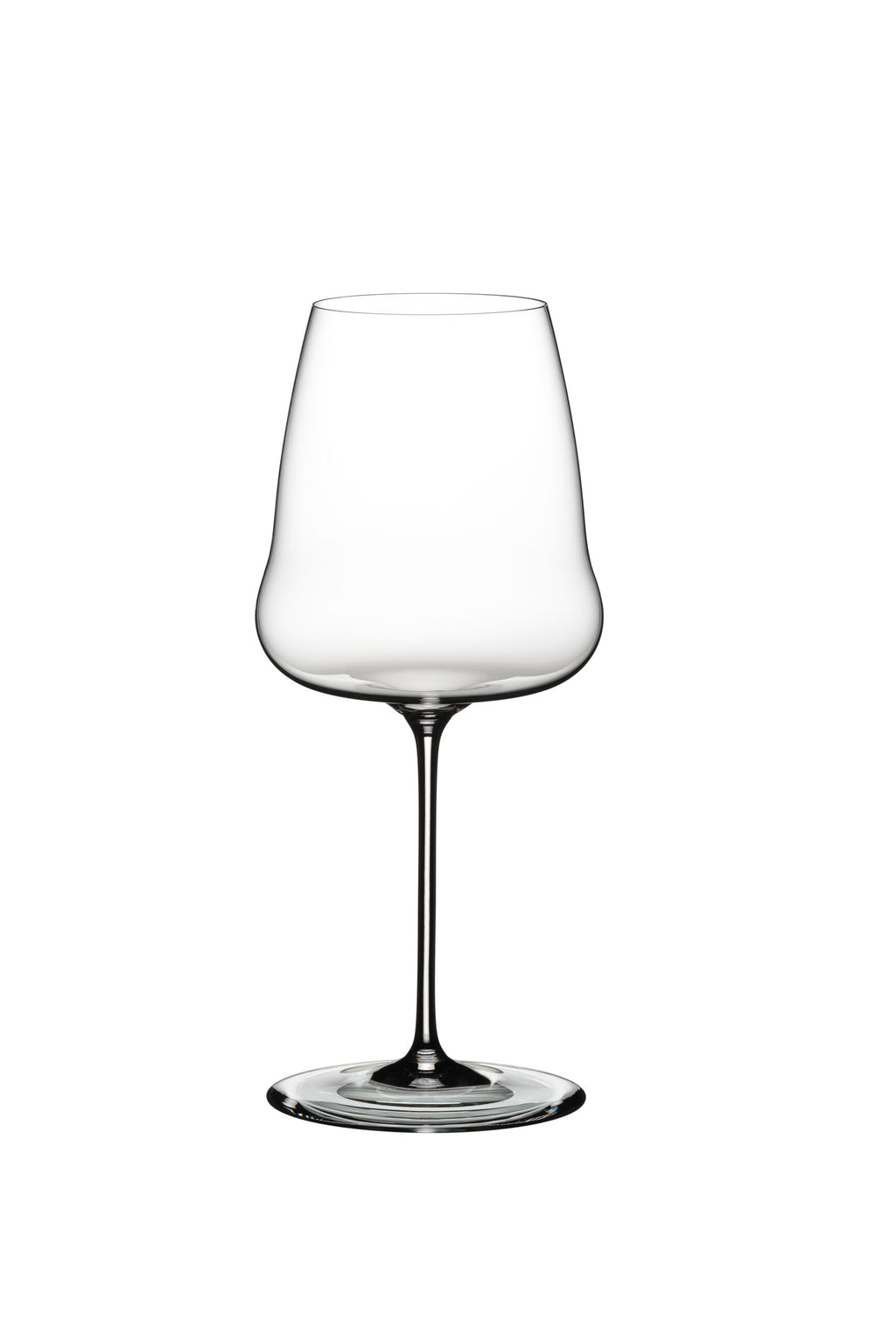 Ein klares, leeres Weißweinglas Riedel Winewings Chardonnay Glas mit Poliertuch in Geschenkverpackung mit leicht konischer Schale und langem Stiel steht vor einem weißen Hintergrund. Das Weißweinglas besticht durch ein modernes, elegantes Design mit sanften Rundungen und einem breiten Boden für Stabilität.