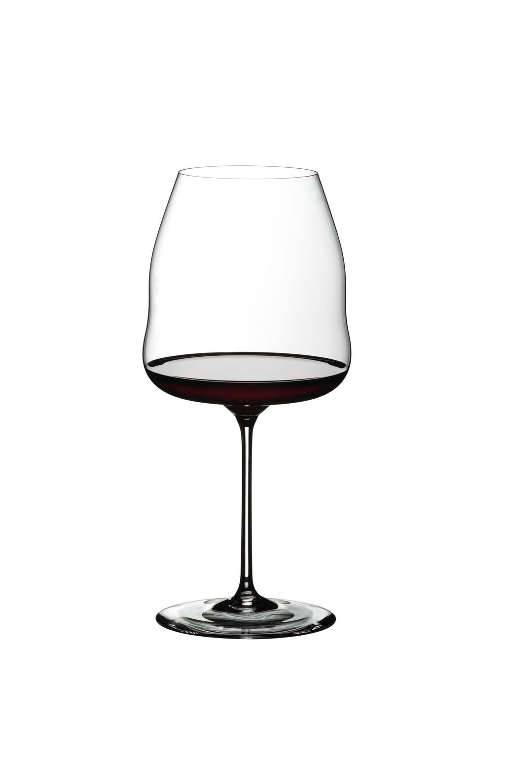 Ein klares, elegant geformtes Rotweinglas Riedel Winewings Pinot Noir mit Poliertuch in Geschenkverpackung, das eine kleine Menge Pinot Noir enthält. Das Glas steht auf einem dünnen, länglichen Stiel mit breiter, runder Basis und steht vor einem schlichten, weißen Hintergrund.