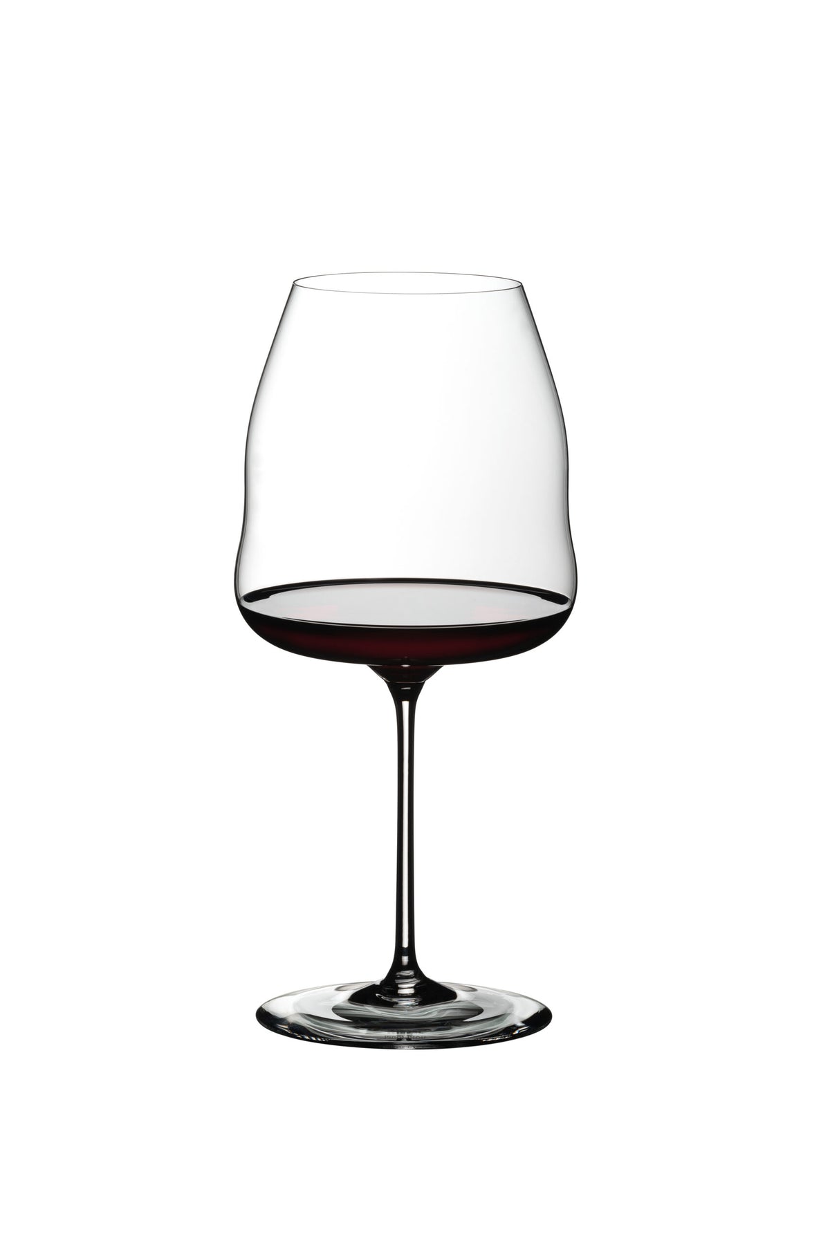 Ein klares, elegant geformtes Rotweinglas Riedel Winewings Pinot Noir mit Poliertuch in Geschenkverpackung, das eine kleine Menge Pinot Noir enthält. Das Glas steht auf einem dünnen, länglichen Stiel mit breiter, runder Basis und steht vor einem schlichten, weißen Hintergrund.