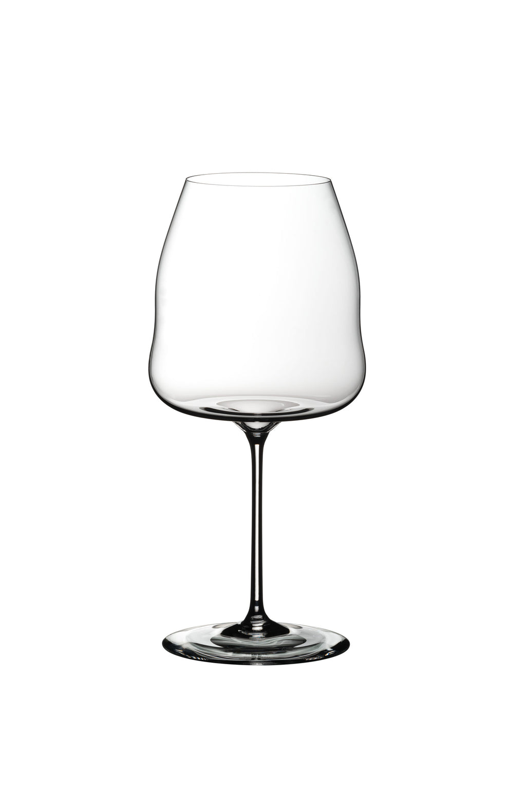 Ein Foto eines leeren, transparenten Rotweinglases Riedel Winewings Pinot Noir mit Poliertuch in Geschenkverpackung mit langem Stiel und leicht gebogener Schale auf weißem Hintergrund. Das Design des Glases ist modern und minimalistisch.