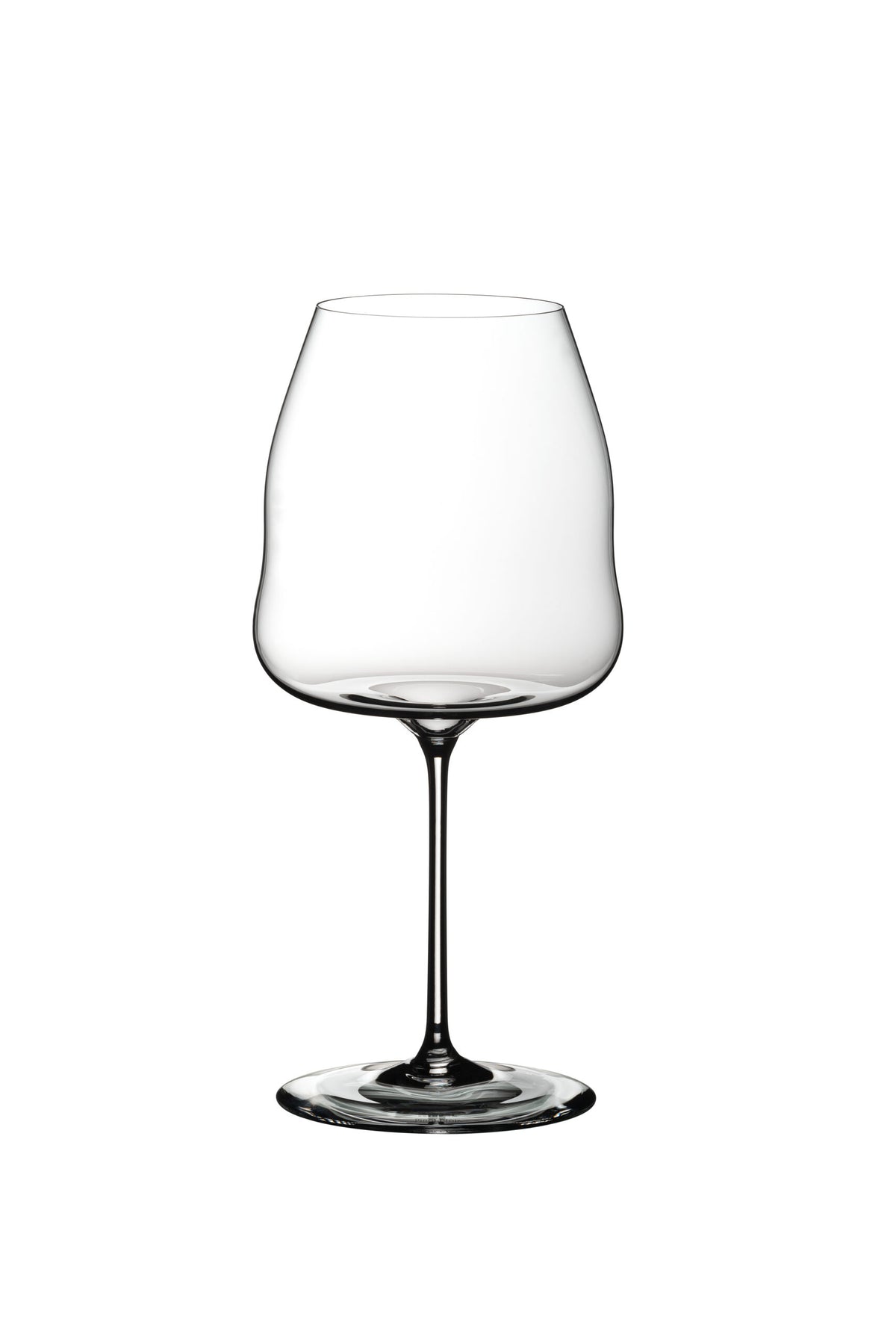 Ein Foto eines leeren, transparenten Rotweinglases Riedel Winewings Pinot Noir mit Poliertuch in Geschenkverpackung mit langem Stiel und leicht gebogener Schale auf weißem Hintergrund. Das Design des Glases ist modern und minimalistisch.