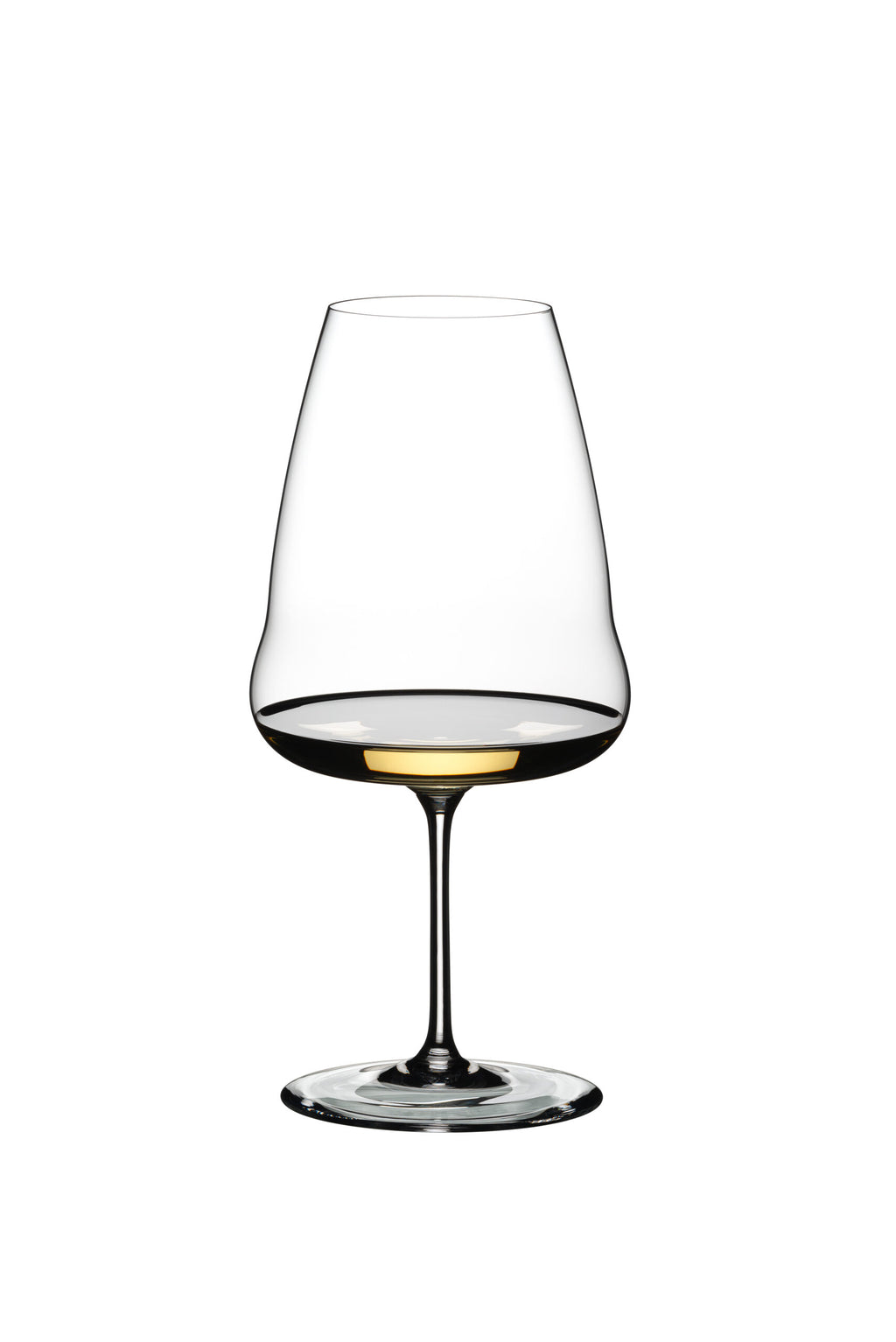 Ein klares, elegantes Weißweinglas Riedel Winewings Riesling mit Poliertuch in Geschenkverpackung mit breiter Kelchfläche, schlankem Stiel und einer kleinen Menge Riesling darin steht auf einer weißen Fläche vor einem schlichten weißen Hintergrund.