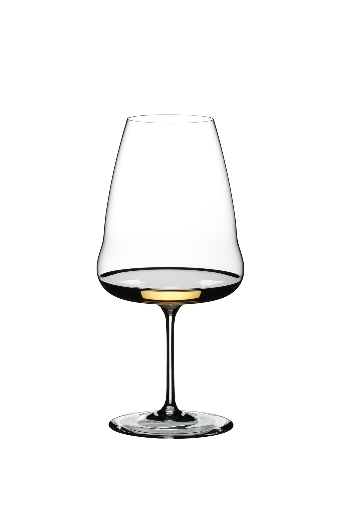 Ein klares, elegantes Weißweinglas Riedel Winewings Riesling mit Poliertuch in Geschenkverpackung mit breiter Kelchfläche, schlankem Stiel und einer kleinen Menge Riesling darin steht auf einer weißen Fläche vor einem schlichten weißen Hintergrund.
