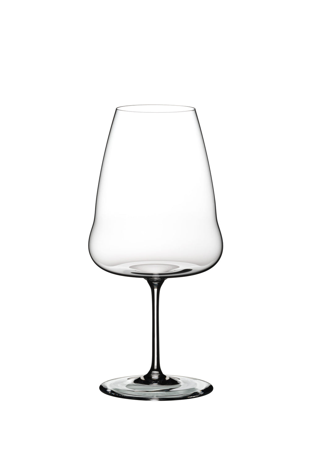 Ein klares, leeres Weißweinglas Riedel Winewings Riesling mit Poliertuch in Geschenkverpackung mit breiter Schale und dünnem Stiel steht vor einem schlichten weißen Hintergrund. Das Design zeichnet sich durch eine ausgestellte Schale aus, die sich oben nach innen wölbt und eine moderne, elegante Form aufweist – perfekt für jede Geschenkverpackung.
