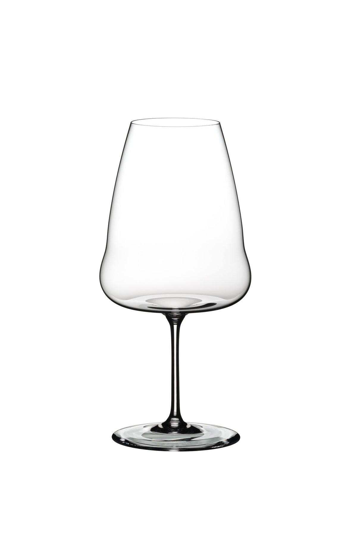 Ein klares, leeres Weißweinglas Riedel Winewings Riesling mit Poliertuch in Geschenkverpackung mit breiter Schale und dünnem Stiel steht vor einem schlichten weißen Hintergrund. Das Design zeichnet sich durch eine ausgestellte Schale aus, die sich oben nach innen wölbt und eine moderne, elegante Form aufweist – perfekt für jede Geschenkverpackung.