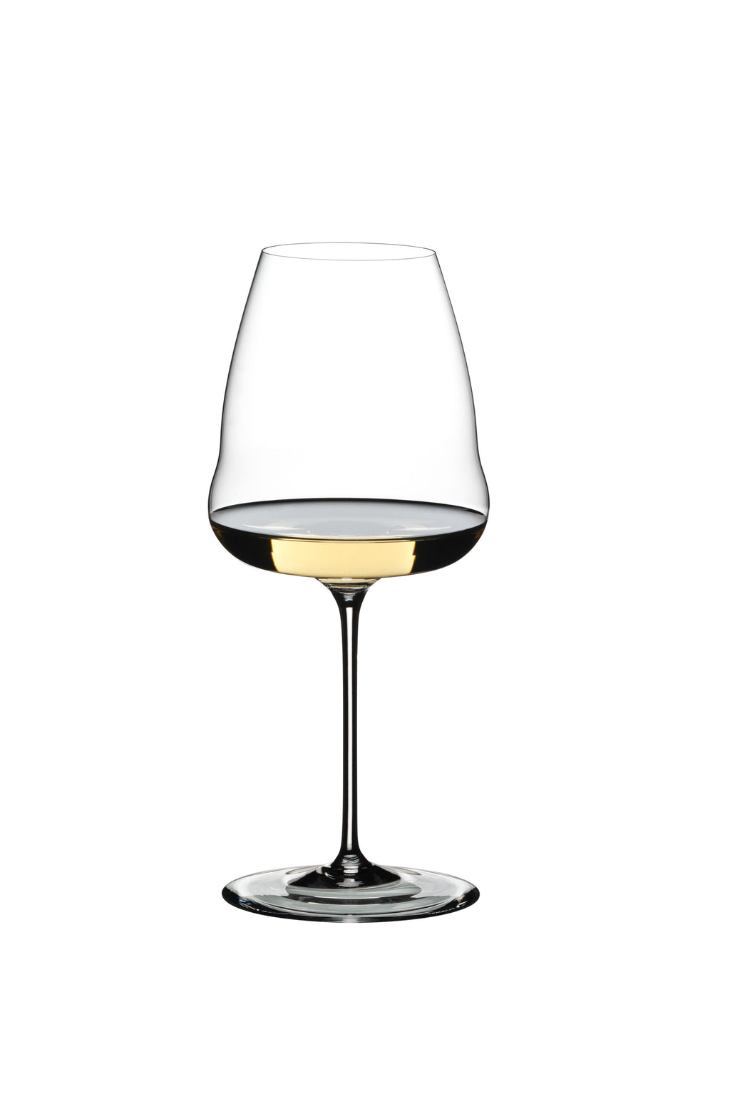 Ein klares Weißweinglas Riedel Winewings Sauvignon Blanc mit Poliertuch in Geschenkverpackung, teilweise mit Weißwein gefüllt, vor einem schlichten weißen Hintergrund. Das Glas hat eine breite Schale und einen langen Stiel, wobei der goldene Farbton des Weins der ansonsten minimalistischen und eleganten Komposition einen Hauch von Farbe verleiht.