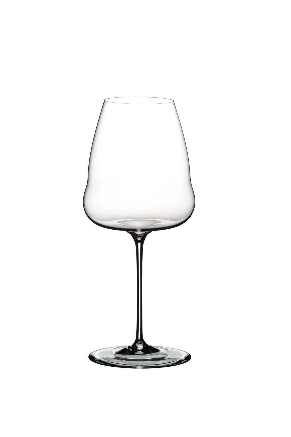 Ein klares, leeres Weißweinglas Riedel Winewings Sauvignon Blanc mit Poliertuch in Geschenkverpackung mit abgerundeter Kelchform und schlankem Stiel steht auf einem flachen, runden Fuß. Das Glas ist vor einem schlichten weißen Hintergrund fotografiert.