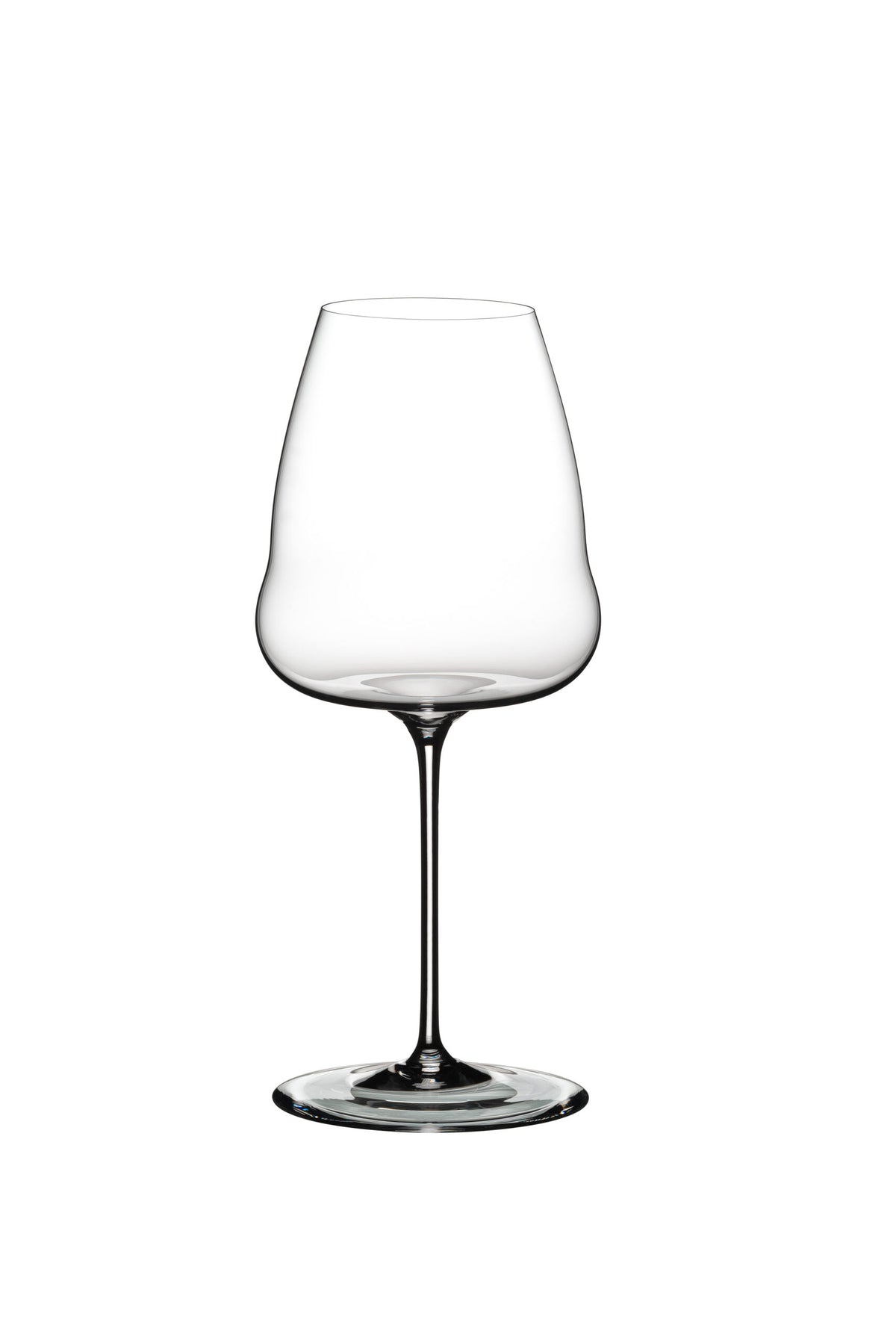 Ein klares, leeres Weißweinglas Riedel Winewings Sauvignon Blanc mit Poliertuch in Geschenkverpackung mit abgerundeter Kelchform und schlankem Stiel steht auf einem flachen, runden Fuß. Das Glas ist vor einem schlichten weißen Hintergrund fotografiert.