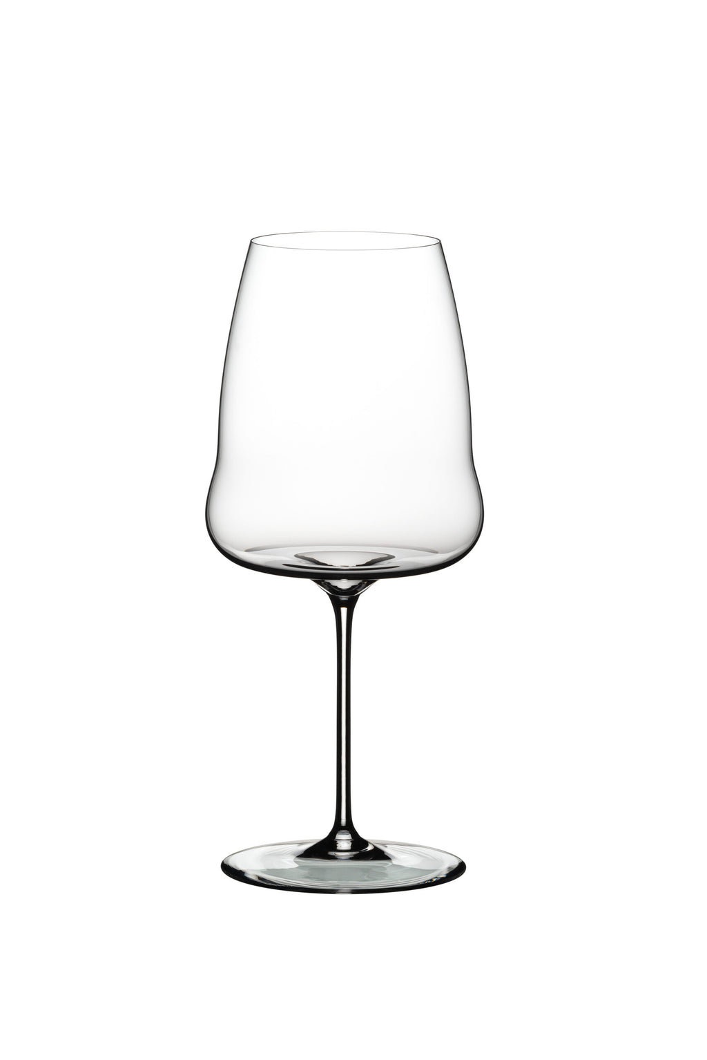 Ein klares, leeres Rotweinglas Riedel Winewings Syrah mit hohem, schlankem Stiel und breitem Kelch, vor einem schlichten weißen Hintergrund. Das Glas hat eine leichte Rundung am Kelchboden, bevor es sich nach außen verjüngt und am Rand sanft nach innen wölbt – perfekt für den Genuss von Syrah.