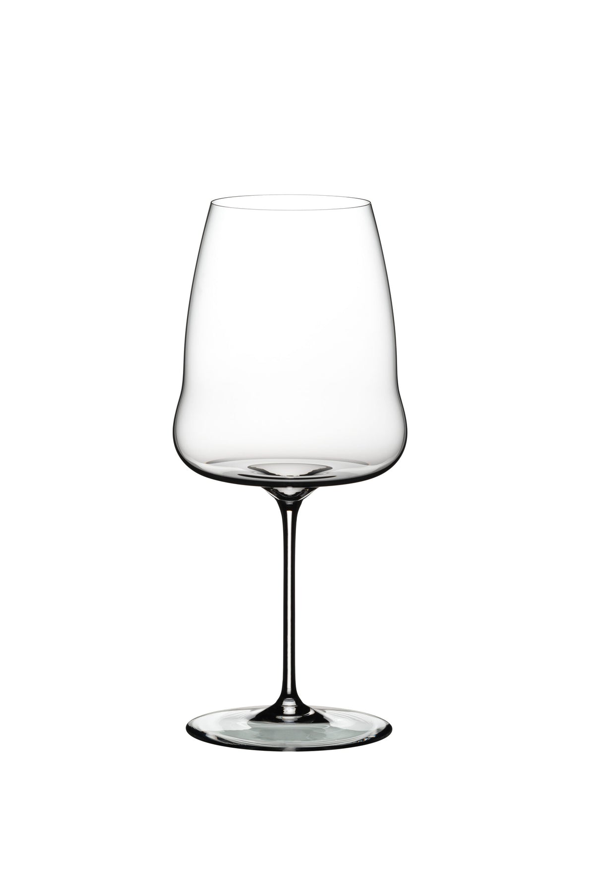 Ein klares, leeres Rotweinglas Riedel Winewings Syrah mit hohem, schlankem Stiel und breitem Kelch, vor einem schlichten weißen Hintergrund. Das Glas hat eine leichte Rundung am Kelchboden, bevor es sich nach außen verjüngt und am Rand sanft nach innen wölbt – perfekt für den Genuss von Syrah.