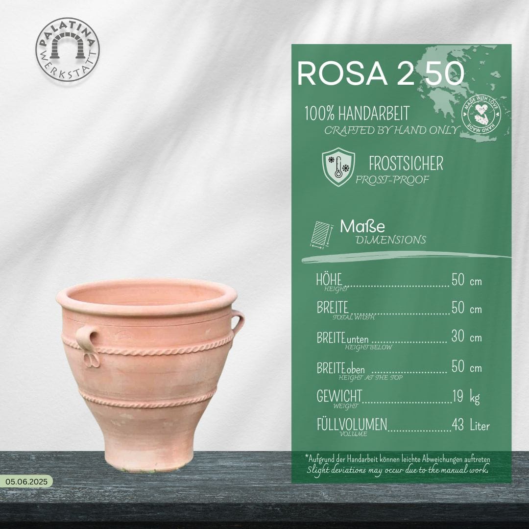 Ein Terrakotta-Pflanzkübel "Rosa 2", H=50cm, mit dekorativen Mustern steht neben einer grünen Karte, auf der seine Größe und Eigenschaften wie frostsicher und handgemacht angegeben sind.