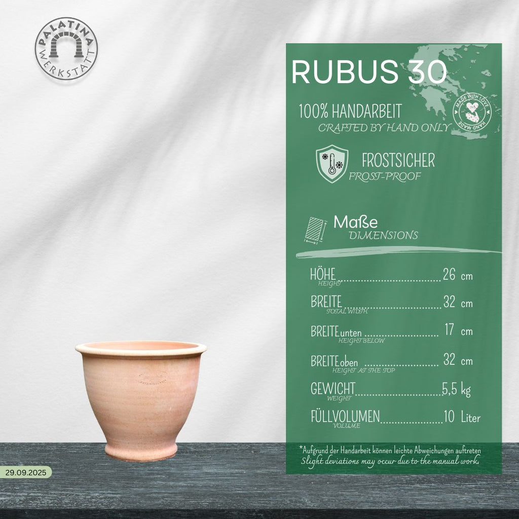 Ein Terrakotta Pflanztopf "Rubus" 30 cm - Handgemacht & Frostfest steht auf einer dunklen Fläche mit einer grünen Infokarte, auf der die deutschen Maße und das 10-Liter-Volumen angegeben sind.