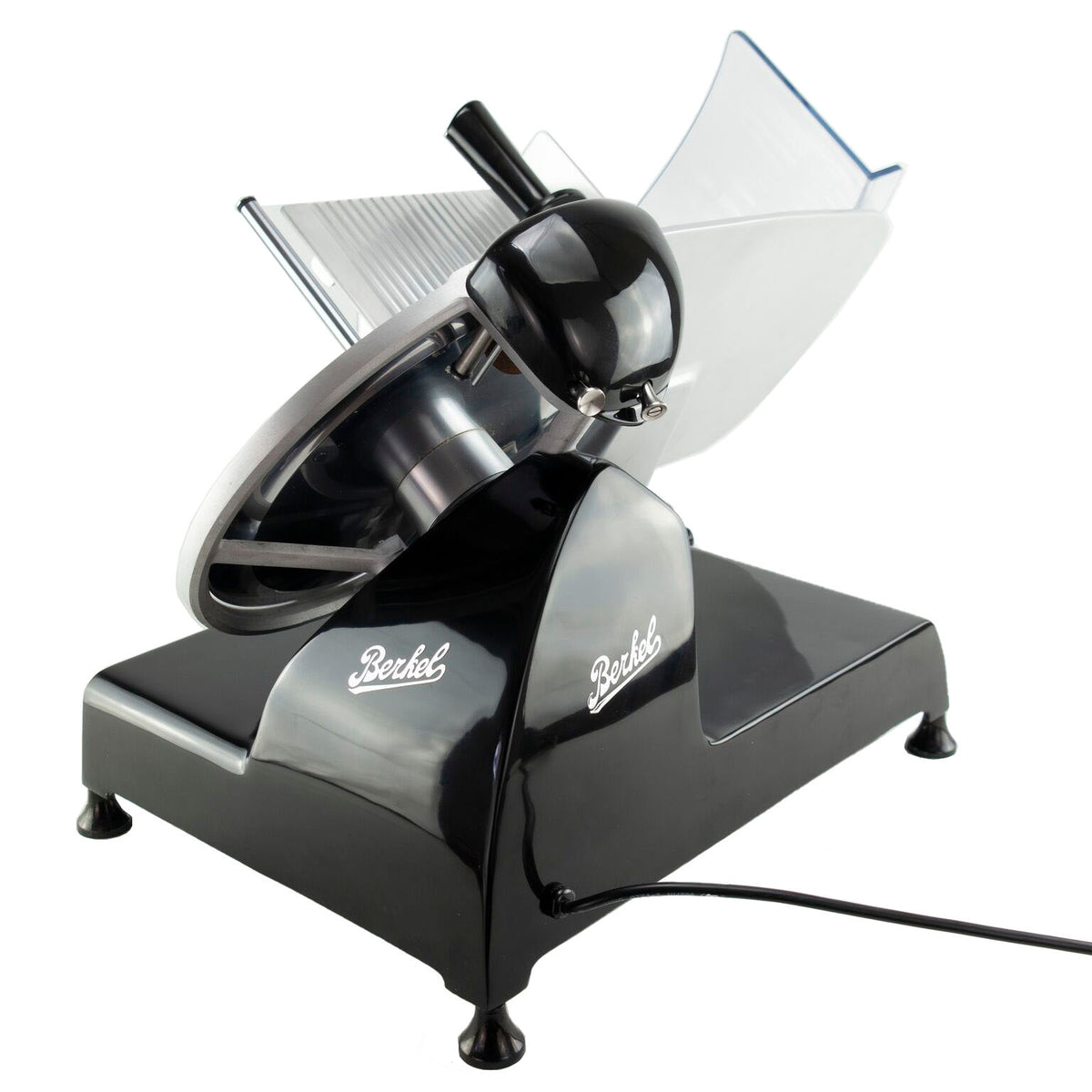 Die Berkel Red Line 300 Schwarz, eine Original Profi-Aufschnittmaschine, verfügt über ein schwarz-silbernes Design mit geneigter Klinge und verstellbarem Griff. Der Markenname „Berkel“ ist deutlich auf dem Sockel zu sehen. Dieser elektrische Fleischschneider hat einen Messerdurchmesser von 300 mm und steht für Stabilität auf vier kleinen Füßen, ergänzt durch ein angeschlossenes Netzkabel, das vom Sockel ausgeht. Er enthält außerdem ein Fassholz-Einlegebrett.