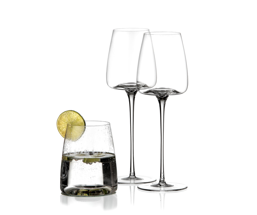 Ein gefülltes exklusives Glas steht neben zwei leeren Wasserglas "Side" VISION-Serie - 2er-Set | 480 ml Design-Gläser auf weißem Hintergrund.
