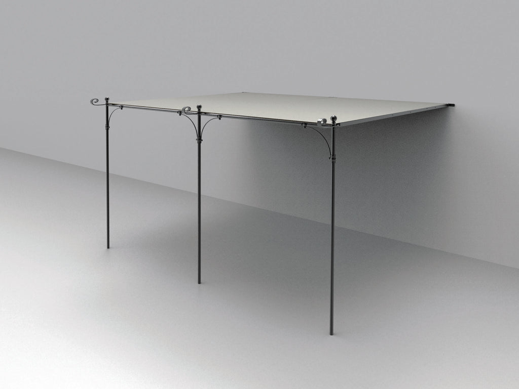Eine minimalistische, helle Lineare Anbaupergola Solaire mit vier schlanken, schwarzen Metallstangen und schlichtem Design. Die Struktur wird an einer Wand befestigt und ragt nach außen, sodass darunter Schatten oder Schutz entsteht. Die Gesamtsituation wirkt schlicht und modern.