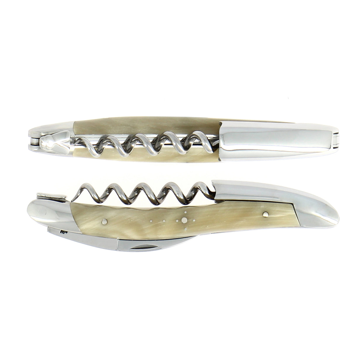 Das Forge De Laguiole Kellnermesser Sommelier | Horn hell glänzend verfügt über einen glatten, polierten Metallkörper gepaart mit einem Griff aus Horn hell glänzend. Der Korkenzieher wird sowohl in geschlossener als auch in geöffneter Position gezeigt und zeigt sein elegantes Design und die exquisite Handwerkskunst, die perfekt zum Werkzeugkasten eines Sommeliers passt.