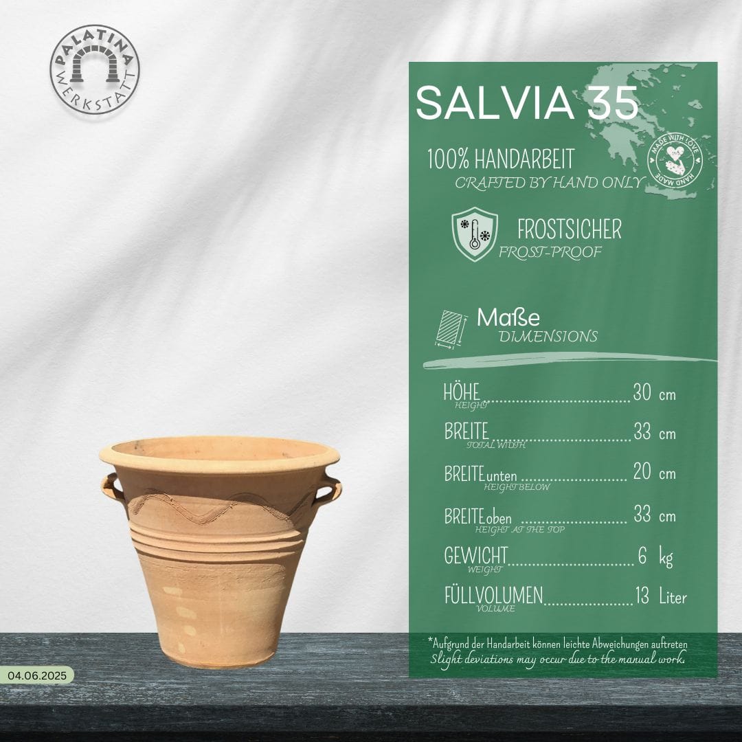 Ein Terracotta Pflanztopf "Salvia", H=34 cm, mit zwei kleinen Henkeln steht auf Holz neben einer grünen, deutsch beschrifteten Info-Tafel zu Maßen, Gewicht und Eigenschaften - 100% Handarbeit.