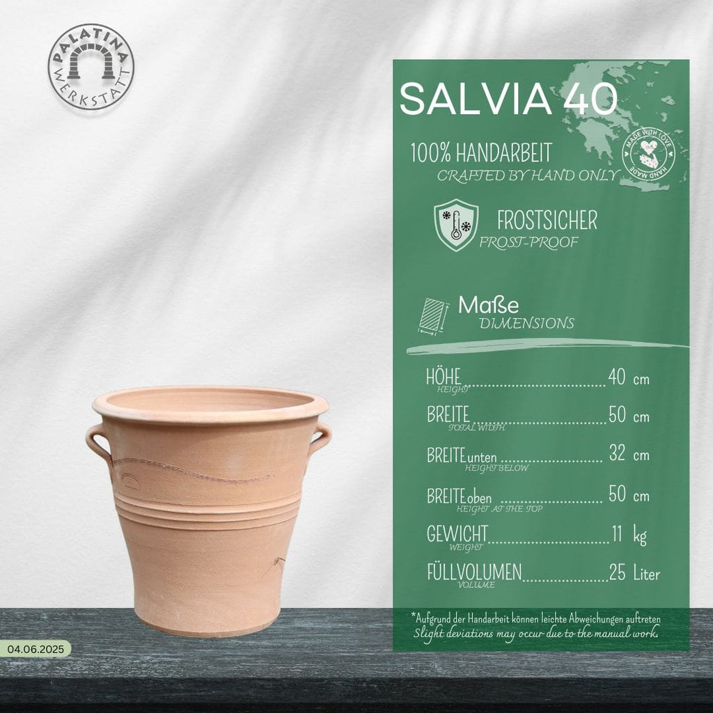 Der Blumentopf "Salvia" aus Terrakotta, H=40 cm, trägt ein grünes Etikett, das seine handgefertigte Qualität, sein frostsicheres Design und seine Größe hervorhebt: 50 cm Breite oben, 32 cm Breite unten, 25 Liter Volumen.
