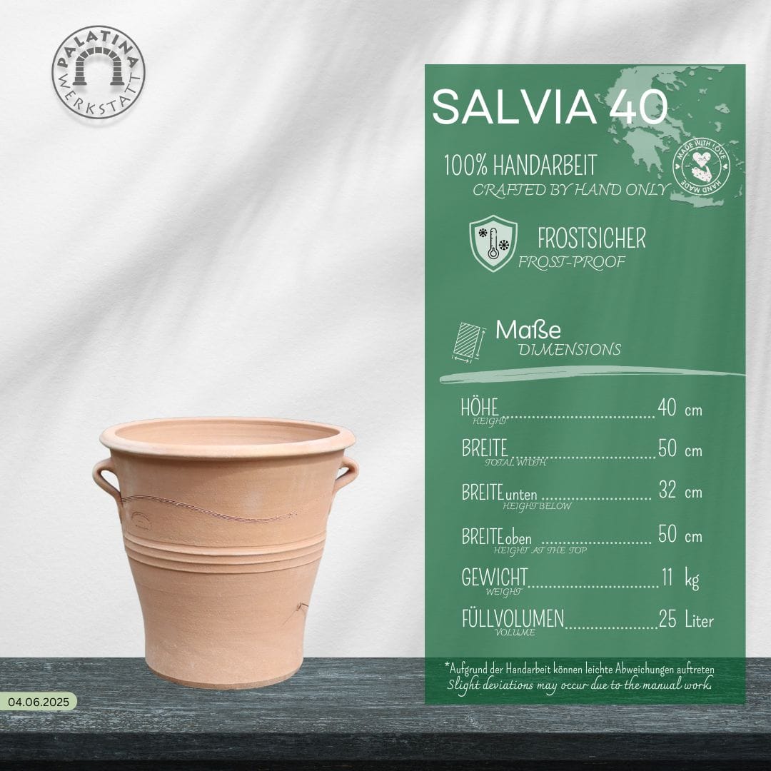 Der Blumentopf "Salvia" aus Terrakotta, H=40 cm, trägt ein grünes Etikett, das seine handgefertigte Qualität, sein frostsicheres Design und seine Größe hervorhebt: 50 cm Breite oben, 32 cm Breite unten, 25 Liter Volumen.