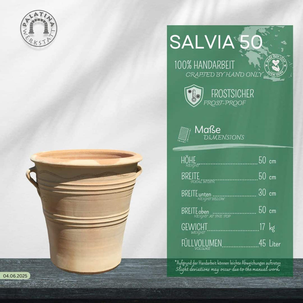 Der beigefarbene, handgefertigte Blumentopf Gross "Salvia" (H=50 cm) steht auf einer dunklen Fläche neben einer grünen Infotafel, auf der seine frostsicheren Eigenschaften und Abmessungen angegeben sind, mit Blattschatten dahinter und einem Logo oben links.
