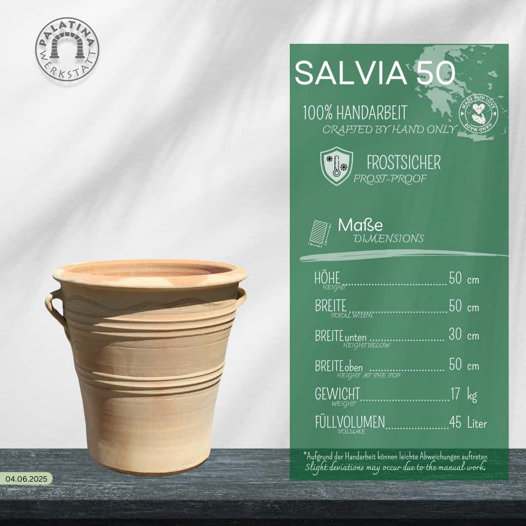 Der beigefarbene, handgefertigte Blumentopf Gross "Salvia" (H=50 cm) steht auf einer dunklen Fläche neben einer grünen Infotafel, auf der seine frostsicheren Eigenschaften und Abmessungen angegeben sind, mit Blattschatten dahinter und einem Logo oben links.