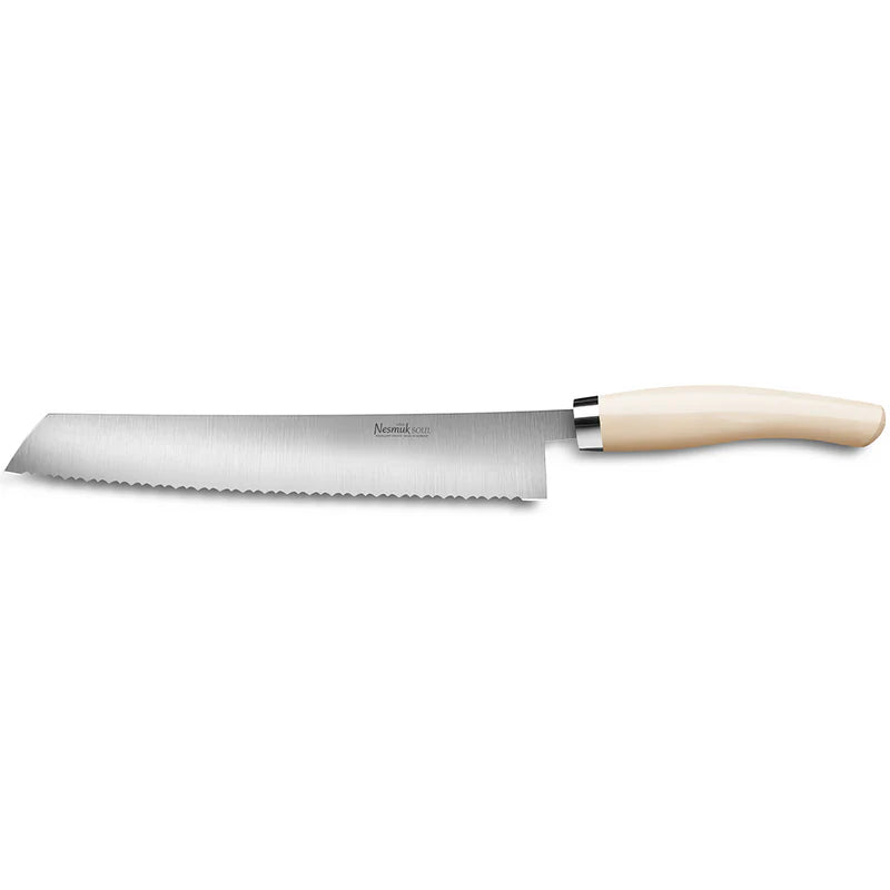 Abgebildet ist das Nesmuk Soul Brotmesser mit einer 270 mm langen, glänzenden Silberklinge und einem glatten, cremefarbenen Griff. Die gezahnte Klinge weist die für Brotmesser typischen scharfen Zähne auf und die leichte Krümmung des Griffs sorgt für einen ergonomischen Griff. Erhältlich in verschiedenen Griffmaterialien.