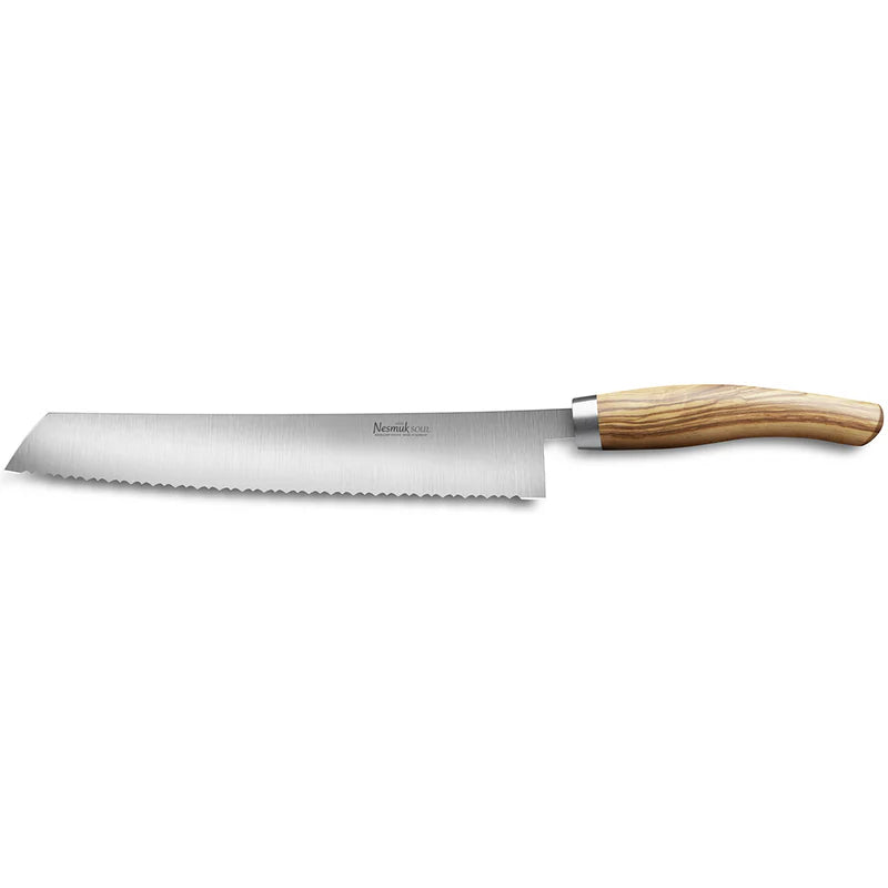Das Nesmuk Soul Brotmesser 270 mm, erhältlich in verschiedenen Griffmaterialien, verfügt über eine Edelstahlklinge mit gleichmäßig angeordneten, scharfen Zähnen und einem glatten Griff mit heller Holzstruktur. Sein schlankes und modernes Design macht es ideal zum Schneiden von Brot und ähnlichen Produkten.