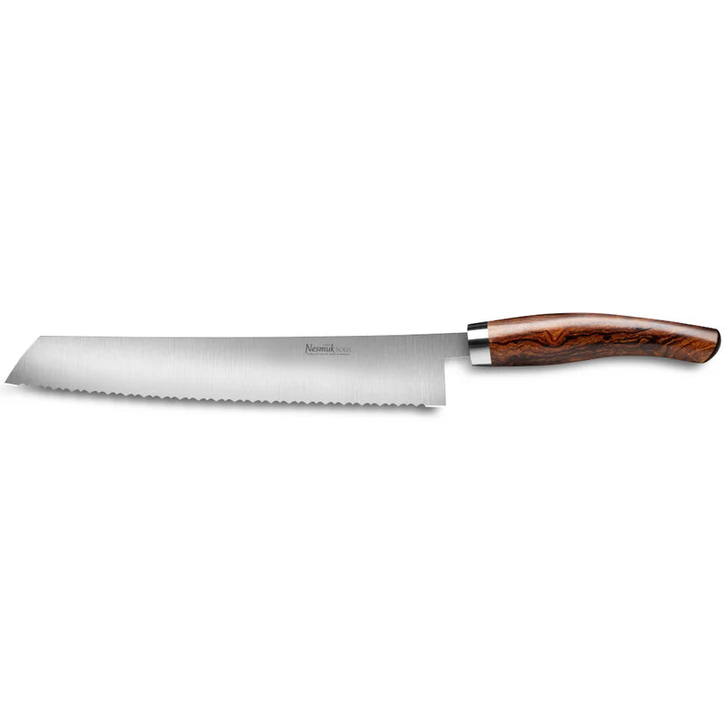 Das Nesmuk Soul Brotmesser 270 mm verfügt über eine scharfe, gezahnte Klinge mit glänzendem Metallfinish und einem polierten Holzgriff. Sein ergonomisches Design hebt sichtbare Holzmaserungen hervor und sorgt für einen angenehmen Griff. Je nach Wunsch sind verschiedene Griffmaterialien erhältlich.