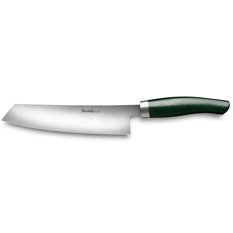 Ein schlankes Nesmuk Soul Kochmesser 180 mm mit ergonomischem grünem Griff und glänzender silberner Klinge, verziert mit der Aufschrift „Nesmuk SOUL“.