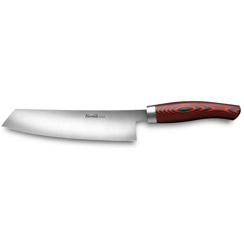 Ein elegantes, hochwertiges Nesmuk Soul Kochmesser 180 mm mit rechteckiger Klinge aus rostfreiem Stahl mit eingravierter Marke „Nesmuk Soul“. Der ergonomisch geformte Griff ist in verschiedenen holzähnlichen Griffmaterialien erhältlich, darunter stilvolles Rot und Schwarz, und bietet einen funktionalen Halt.