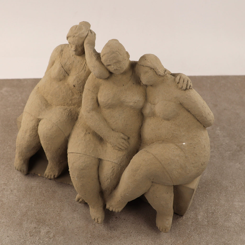 Die charmante Steinfigur "Freundschaft" zeigt drei Frauen mit volleren Figuren in inniger Pose, handgefertigt in Deutschland. Die helle, raue Oberfläche verleiht Ihrer Gartendeko eine besondere Note der Gartenliebe.