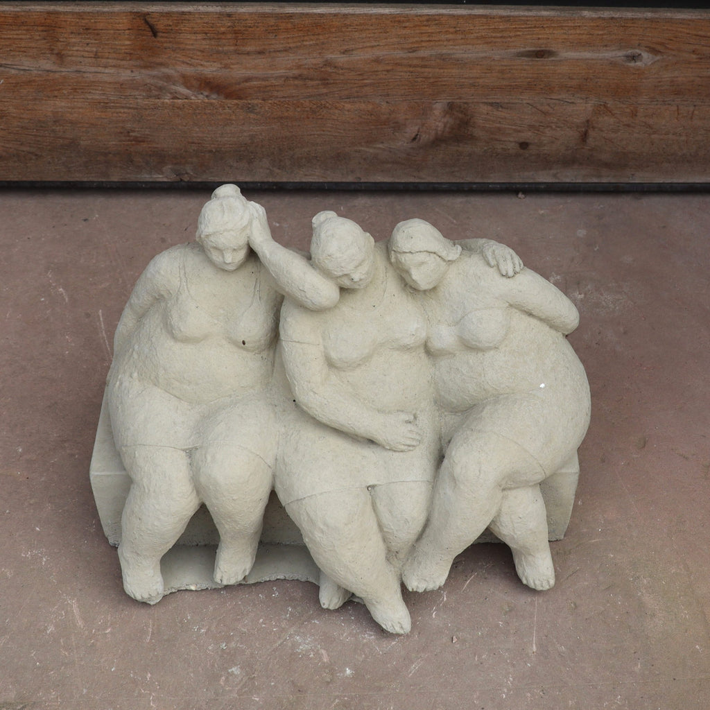 Die charmante Steinfigur "Freundschaft" zeigt drei plus-size Frauen auf einer Bank, liebevoll vereint - ein Symbol echter Gartenliebe, handgefertigt in Deutschland für Ihren Garten.