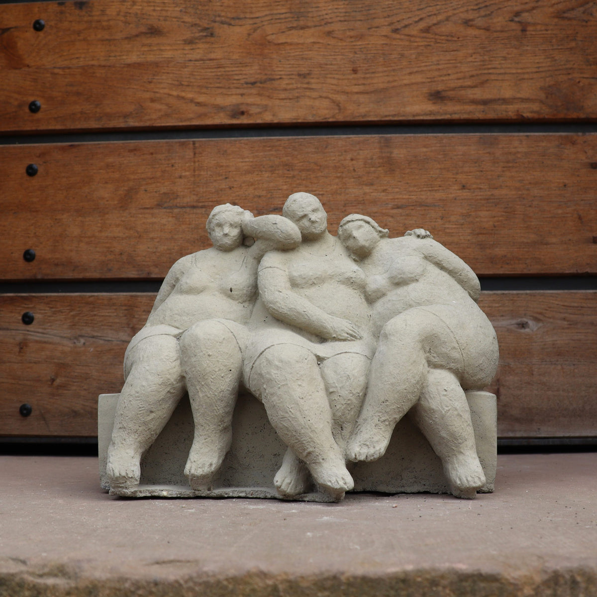 Die Charmante Steinfigur "Freundschaft" für Ihren Garten zeigt drei eng beieinander sitzende, plus-size Figuren auf einer Bank und symbolisiert Wärme und Zusammenhalt. Handgefertigt in Deutschland, perfekt für Ihren Außenbereich.