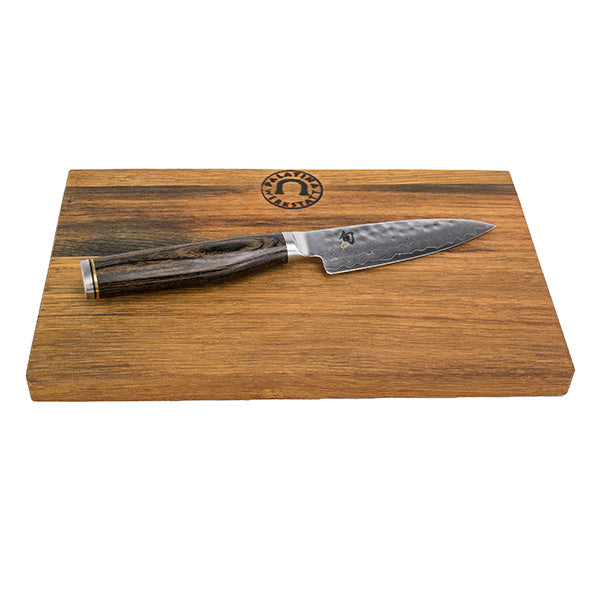 Ein handgefertigtes Vesperbrett aus alten Fassdauben 25x15 cm mit Logo und dem Kai Shun Premier Tim Mälzer Serie TDM-1700 Officemesser mit dunklem Holzgriff und gehämmerter Metallklinge. Das kleine Kochmesser im japanischen Stil verleiht diesem wunderschön gefertigten Schneidebrett einen Hauch von Eleganz.