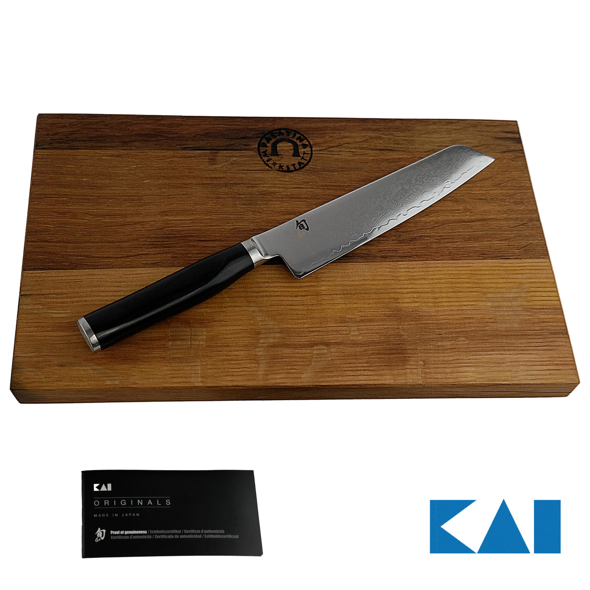 Ein scharfes Kai Shun Premier Tim Mälzer Minamo TMM-0701 Allzweckmesser mit schwarzem Griff ruht auf einem hölzernen Schneidebrett aus altem Fassholz (Eiche) mit den Maßen 25x15 cm. Dem ultrascharfen Allzweckmesser mit 15 cm langer Klinge liegt ein schwarzes Heft mit der Aufschrift „KAI“ bei, außerdem ist in der unteren rechten Ecke des Bildes das KAI-Logo abgebildet.