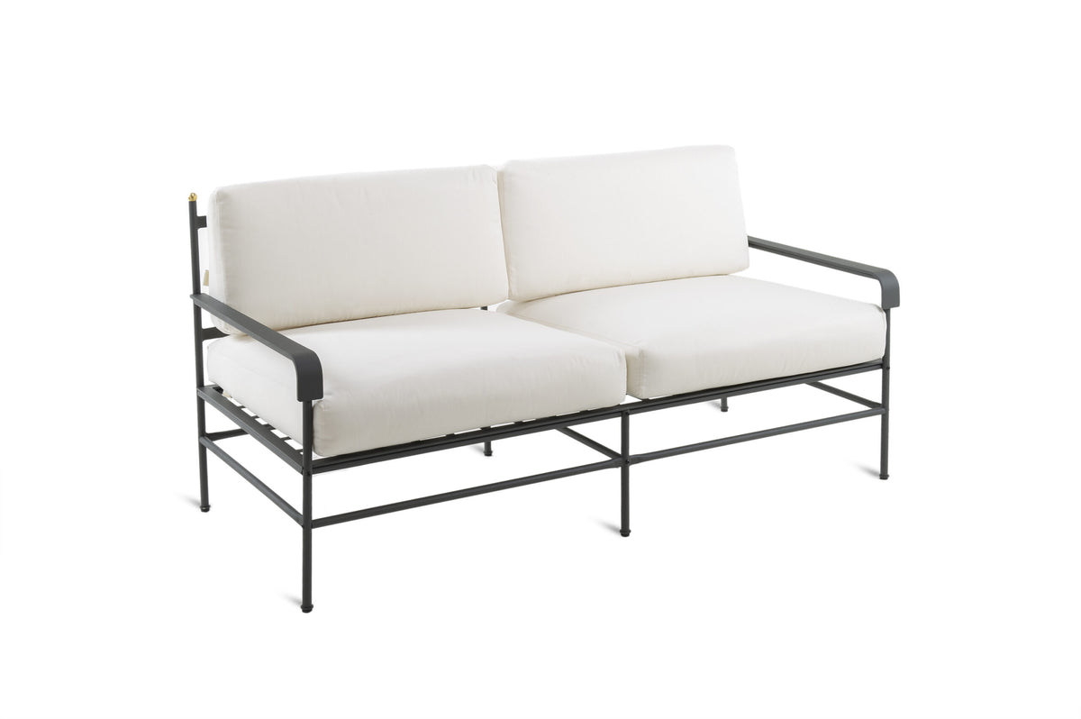 Das Sofa Toscana aus Eisen in graphitgrau ist ein modernes Outdoor-Sofa mit einem graphitgrauen Metallrahmen und weißen Kissen. Es verfügt über zwei separate Sitzbereiche mit individuellen Rückenlehnen und Sitzkissen. Das Design ist minimalistisch und schlicht, passt in moderne Outdoor-Umgebungen und ist damit eine perfekte Ergänzung für jede stilvolle Terrasse.