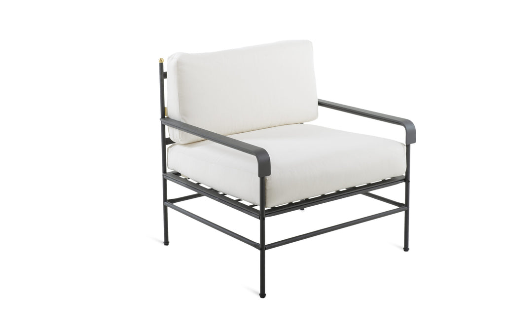 Der Sessel Toscana ist ein moderner Sessel mit einem eleganten, graphitgrauen Metallrahmen. Der Stuhl hat dicke, weiße Kissen für Sitz und Rückenlehne und bietet ein minimalistisches und stilvolles Erscheinungsbild, das sowohl für den Innen- als auch für den Außenbereich geeignet ist.