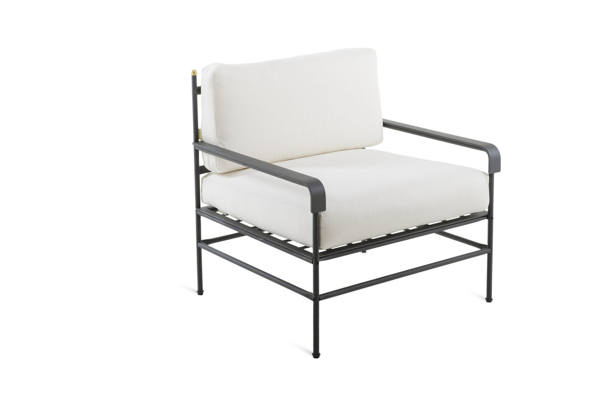 Der Sessel Toscana ist ein moderner Sessel mit einem eleganten, graphitgrauen Metallrahmen. Der Stuhl hat dicke, weiße Kissen für Sitz und Rückenlehne und bietet ein minimalistisches und stilvolles Erscheinungsbild, das sowohl für den Innen- als auch für den Außenbereich geeignet ist.