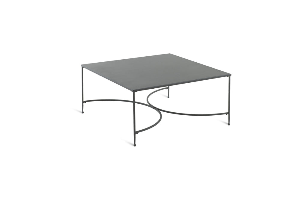 Der Couchtisch quadratisch Toscana ist ein moderner, quadratischer Couchtisch mit einer eleganten grauen Metallplatte und dünnen schwarzen Metallbeinen. Die Beine sind mit einzigartigen, gebogenen Querverstrebungen an der Unterseite für zusätzlichen Halt versehen und verkörpern eine minimalistische und zeitgenössische Ästhetik, die vom Toscana-Stil inspiriert ist.