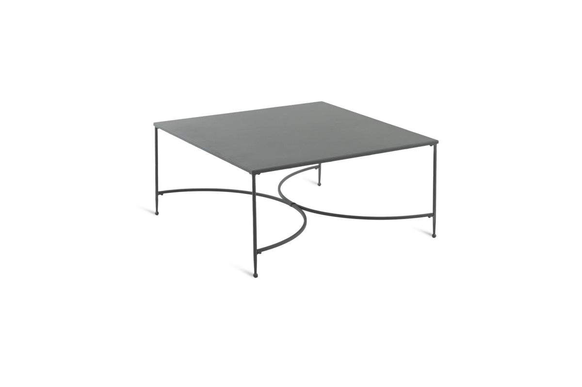 Der Couchtisch quadratisch Toscana ist ein moderner, quadratischer Couchtisch mit einer eleganten grauen Metallplatte und dünnen schwarzen Metallbeinen. Die Beine sind mit einzigartigen, gebogenen Querverstrebungen an der Unterseite für zusätzlichen Halt versehen und verkörpern eine minimalistische und zeitgenössische Ästhetik, die vom Toscana-Stil inspiriert ist.