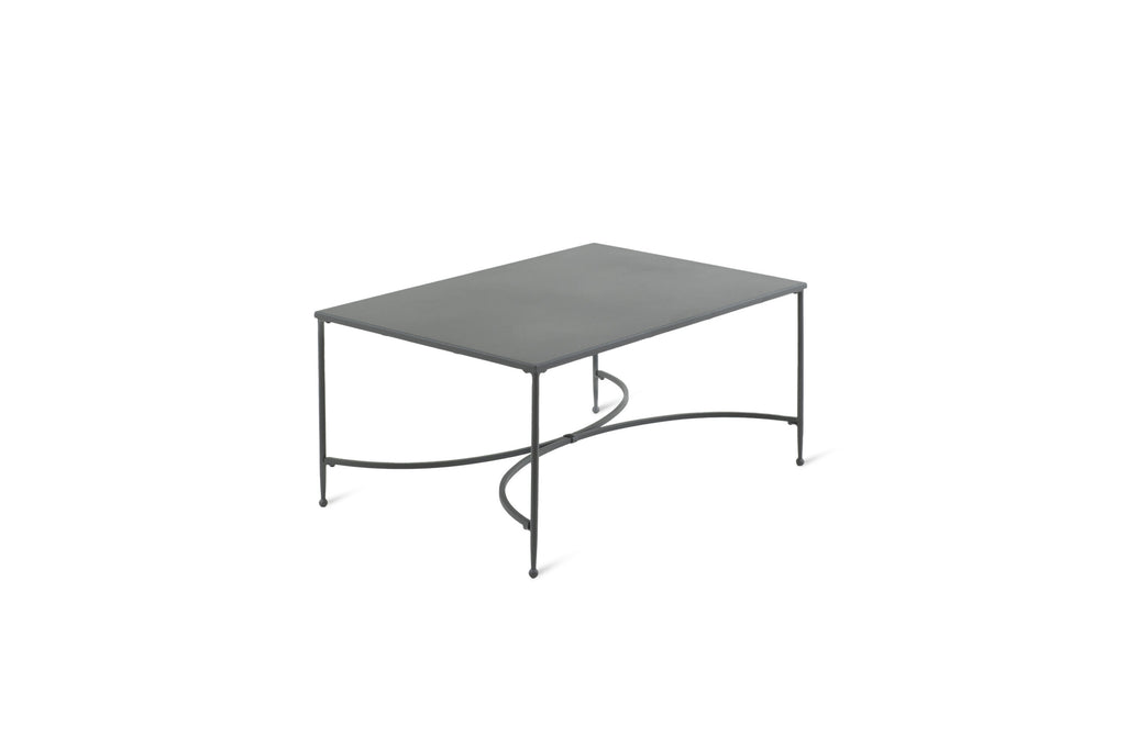 Der rechteckige Couchtisch Toscana ist ein rechteckiger, minimalistischer grauer Metalltisch mit schlanken Beinen und einem geschwungenen Querträgerdesign darunter zur Unterstützung. Sein schlichter und zeitgenössischer Stil strahlt eine Eleganz aus, die an die Toskana erinnert, und eignet sich daher für verschiedene Umgebungen.