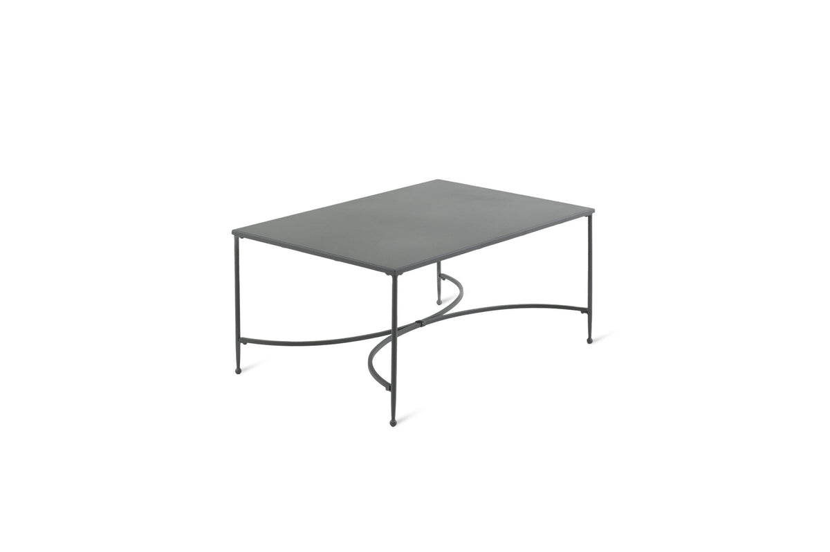 Der rechteckige Couchtisch Toscana ist ein rechteckiger, minimalistischer grauer Metalltisch mit schlanken Beinen und einem geschwungenen Querträgerdesign darunter zur Unterstützung. Sein schlichter und zeitgenössischer Stil strahlt eine Eleganz aus, die an die Toskana erinnert, und eignet sich daher für verschiedene Umgebungen.