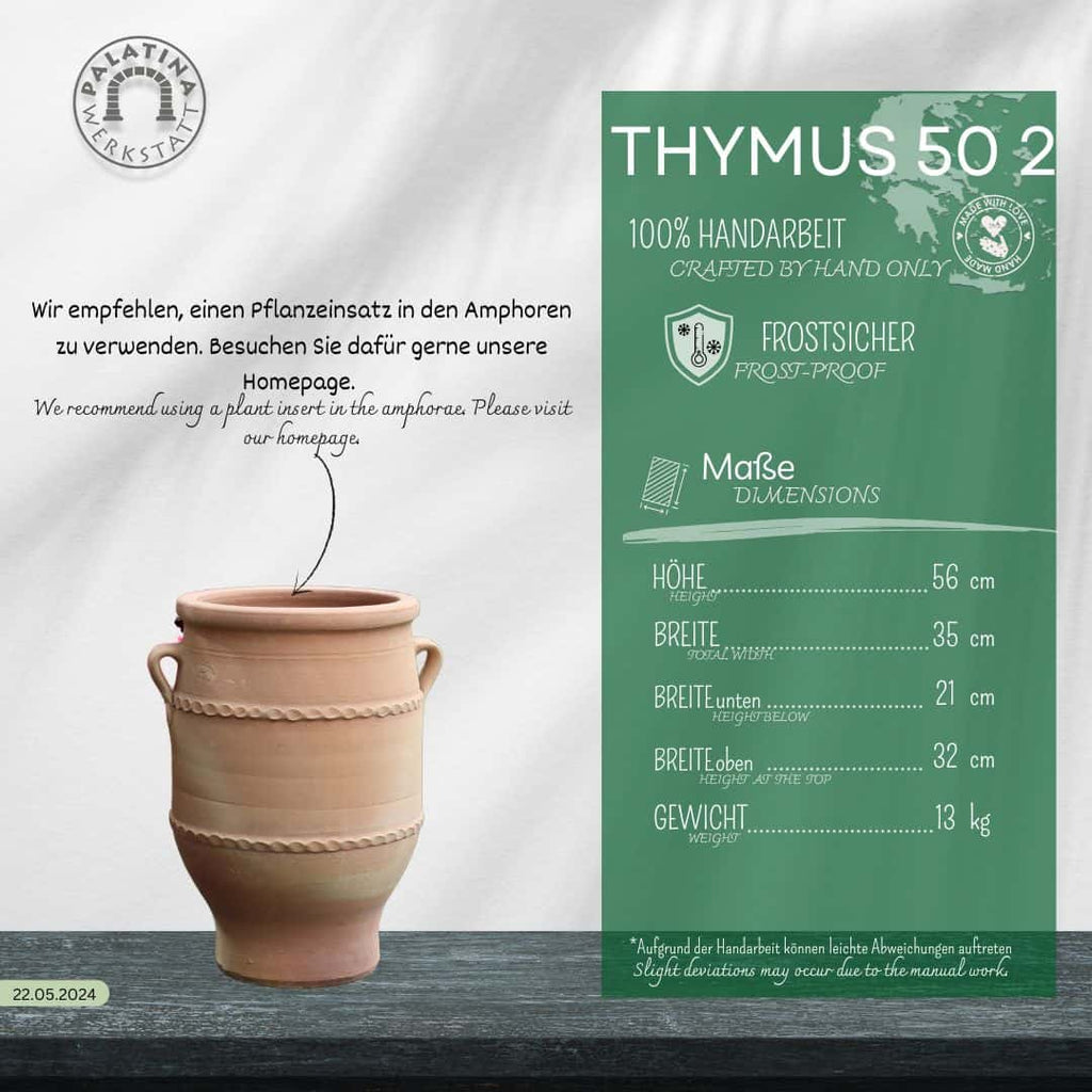 Eine Werbegrafik für die handgefertigte frostfeste Terrakotta Amphore "Thymus 2" (H=50cm), die den Topf, die Maße, die frostsicheren Details und die Pflegehinweise in Deutsch und Englisch auf grünem Hintergrund zeigt.