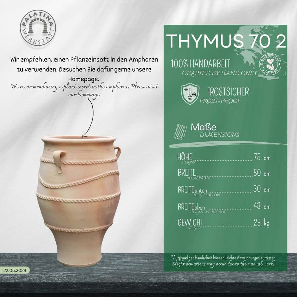 Eine beigefarbene frostfeste Amphore "Thymus 2", H=70cm, steht neben einer grünen deutschen Karte mit ihren Eigenschaften und Pflanztipps; die Logos erscheinen oben links und das Datum ist unten links.