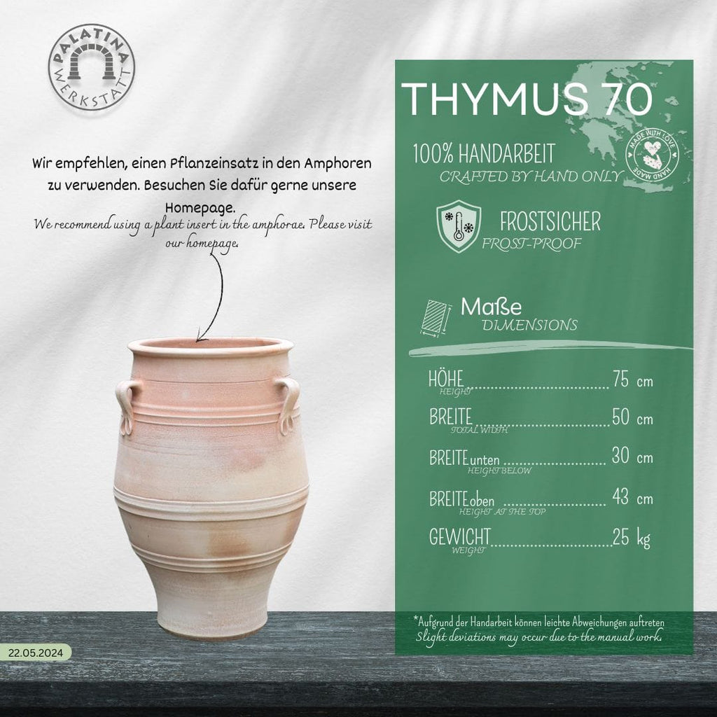 Die beige keramische Amphore Garten winterfest "Thymus" H=70cm steht neben einem grünen Info-Panel mit deutschen Details wie handgefertigt, winterfest und pflanzengeeignet. Das Palatina Werkstat Logo ist in der Ecke sichtbar.
