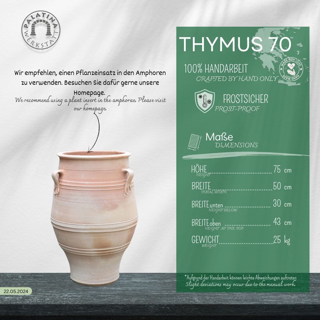 Die beige keramische Amphore Garten winterfest "Thymus" H=70cm steht neben einem grünen Info-Panel mit deutschen Details wie handgefertigt, winterfest und pflanzengeeignet. Das Palatina Werkstat Logo ist in der Ecke sichtbar.